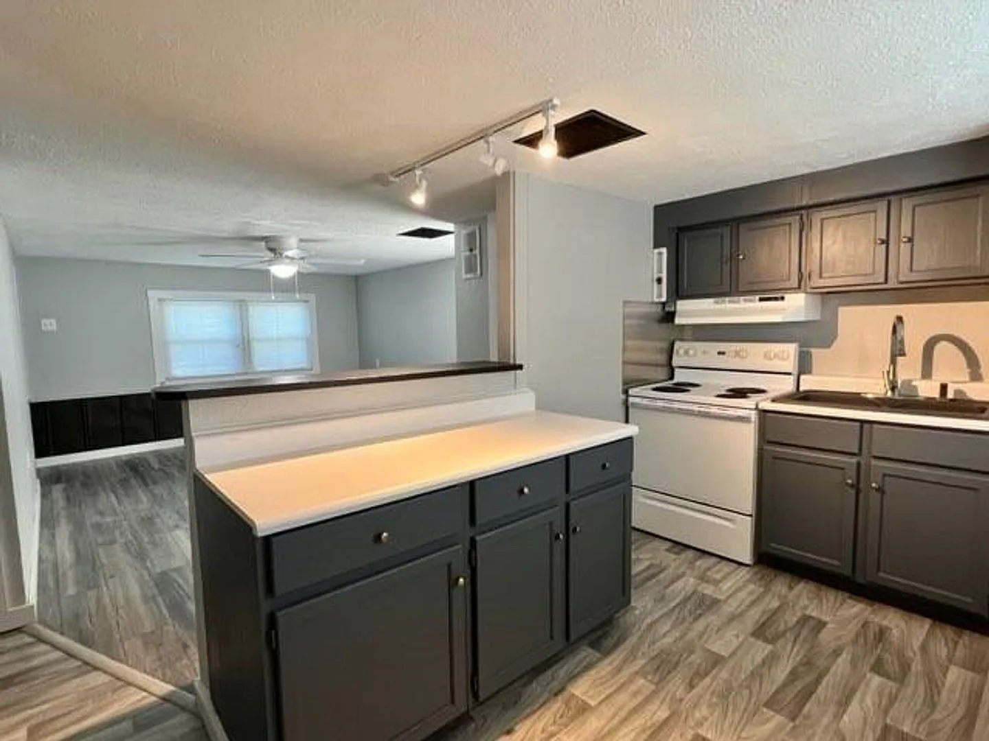 Adorable Bungalow 2/3 Bedroom 1 Bath Rental Home — Photo 2