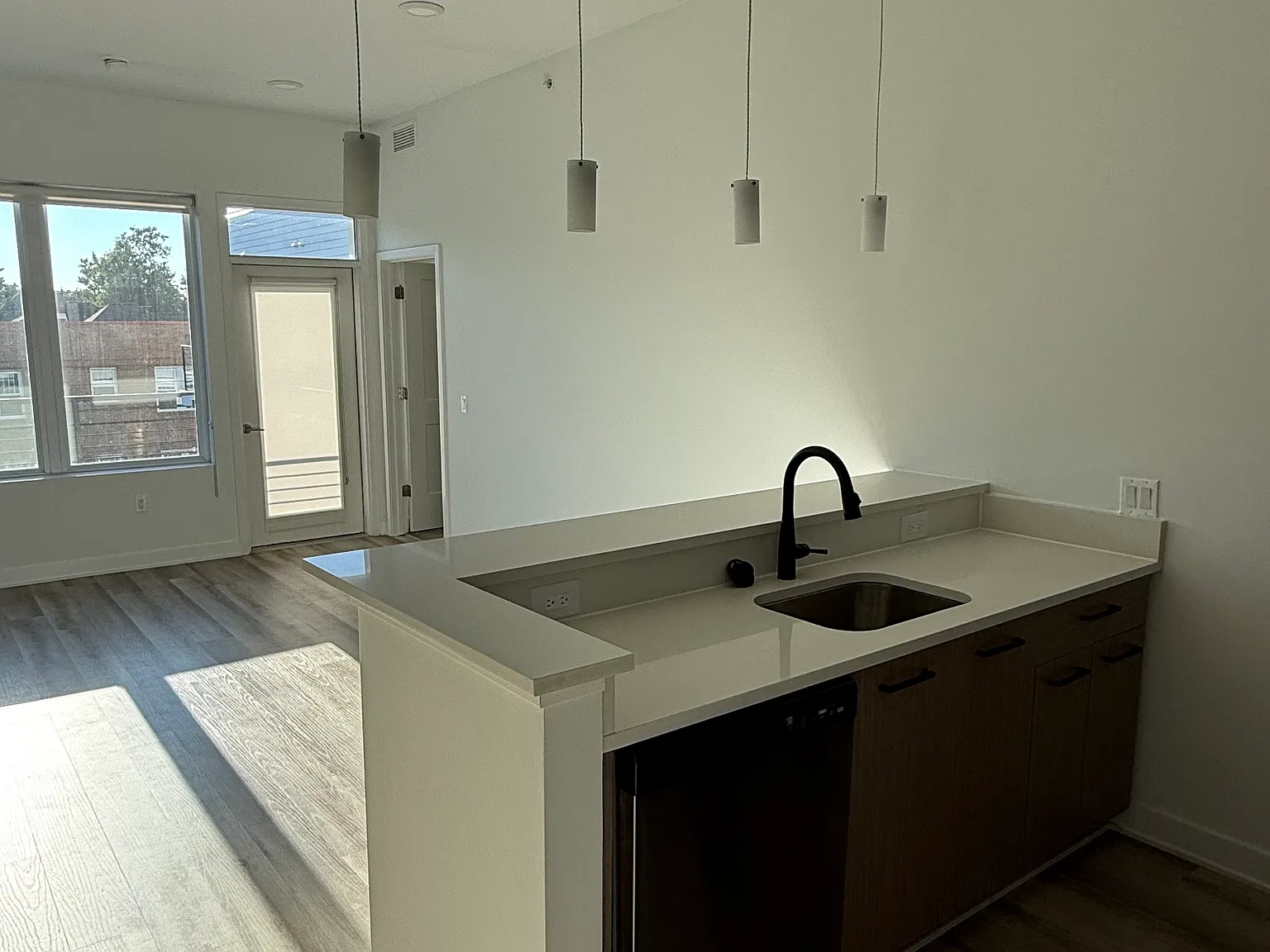 2 bed, 885 sqft, $2,610 — Photo 4