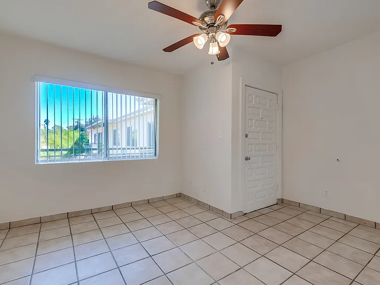 2425-2431 S Ridgeley Dr — Photo 28