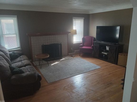 4th image of 21911 Oakwood Ave