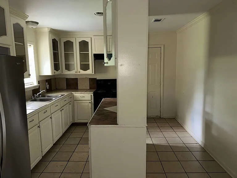 1430 Dianne Dr — Photo 2