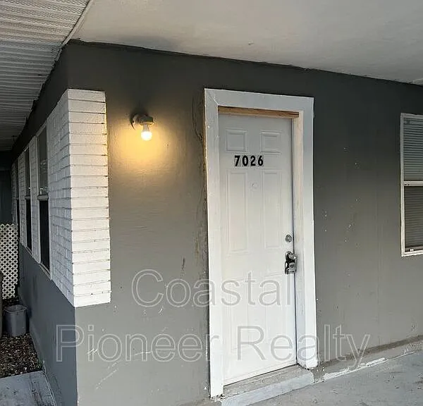 7026 Washington St — Photo 2