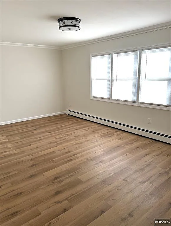 3 bed, 1.0 bath, $2,400 — Photo 2