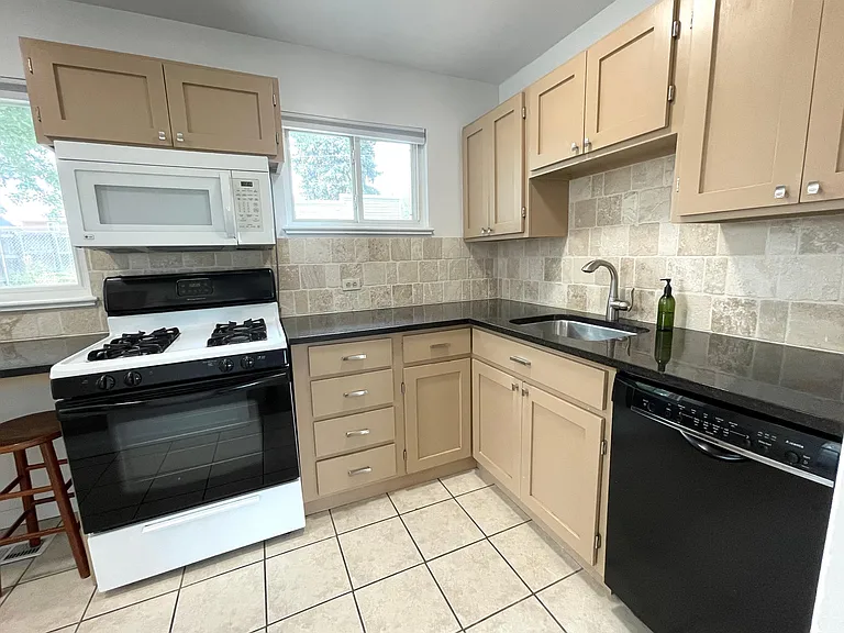 4895 Beach Ct — Photo 13