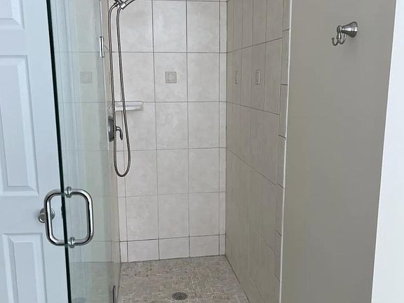 3rd image of 425 Summit Ln