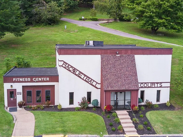 24/7 Fitness Center and Racquetball Courts