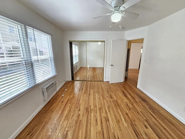12403 Magnolia Blvd #4 — Photo 11