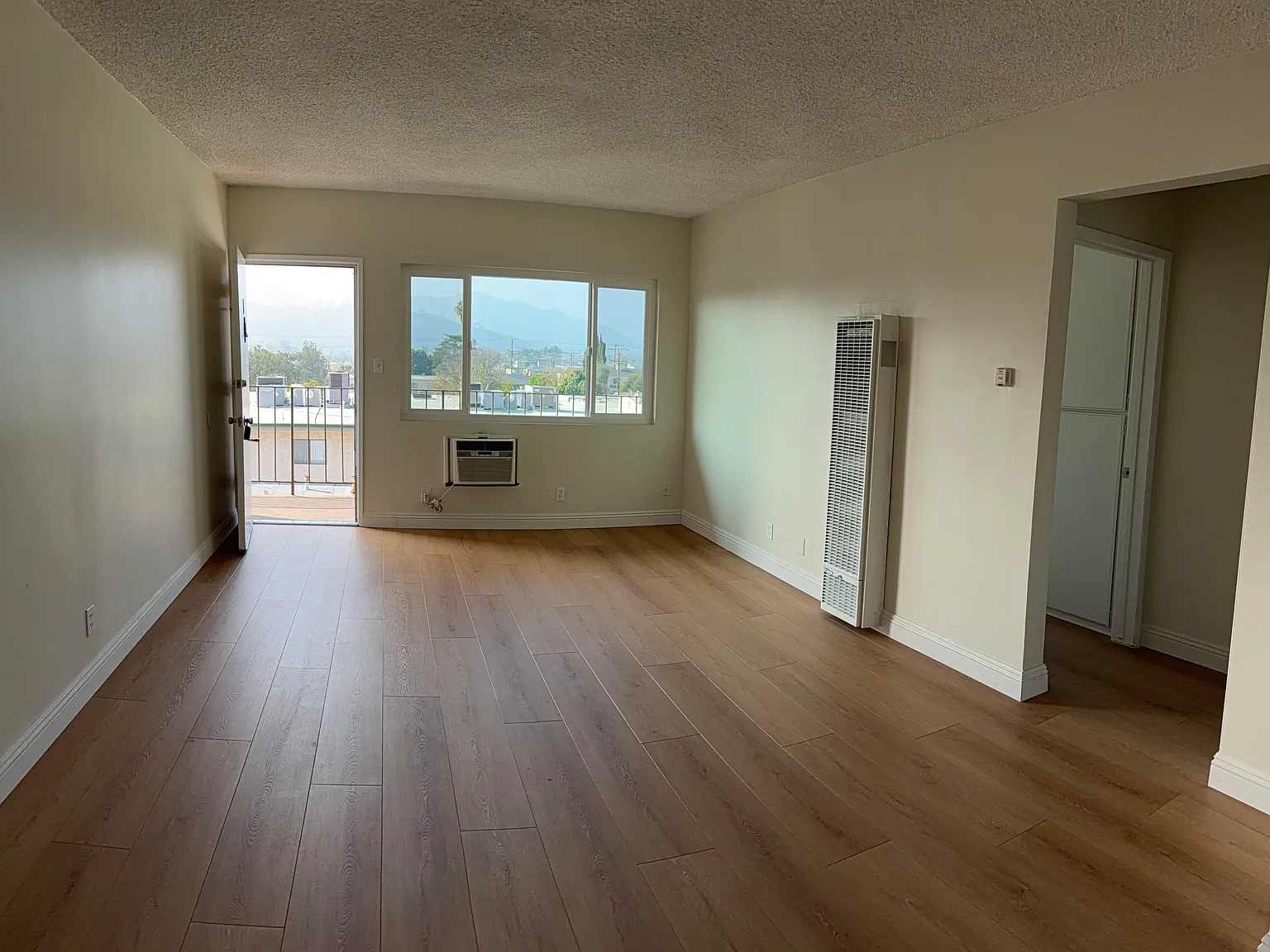 2 bed, 900 sqft, $2,300 — Photo 3