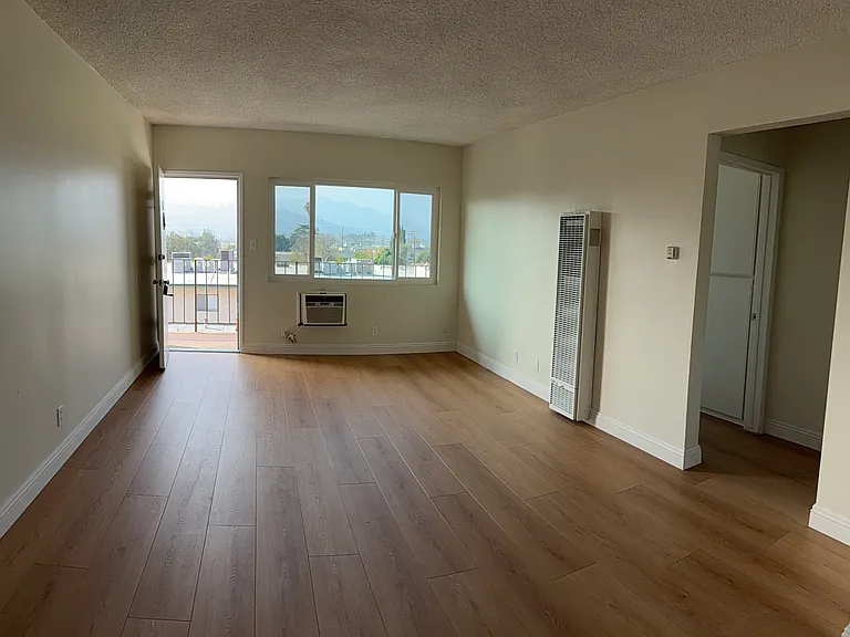 1069 Grover Ave #11 — Photo 3