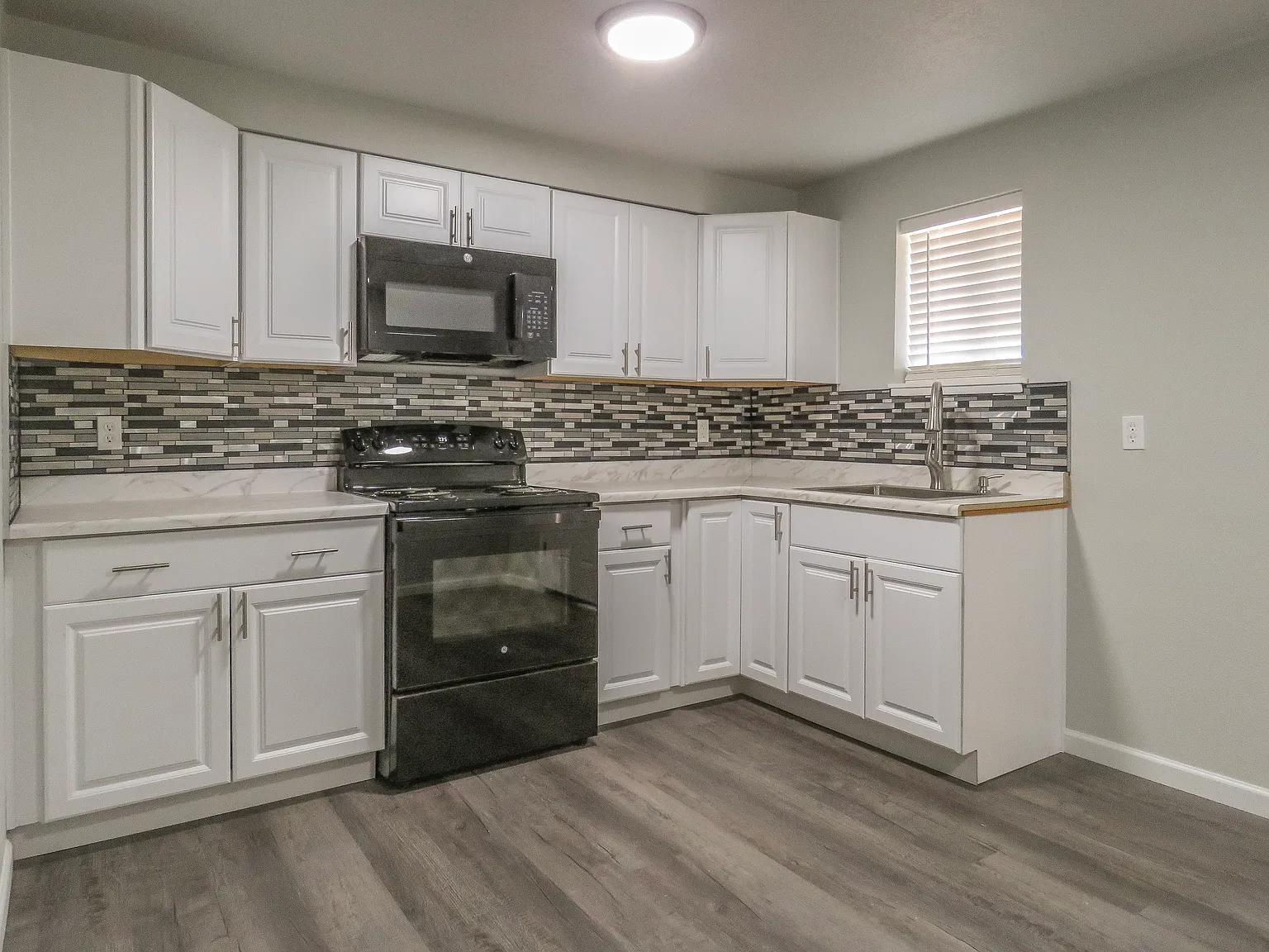 3 bed, 936 sqft, $1,695 — Photo 1