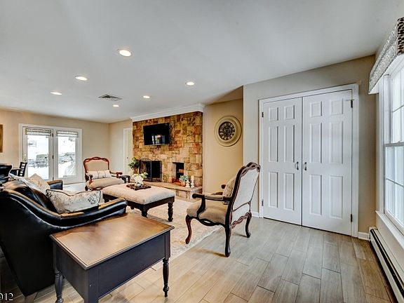 4th image of 76 E Lake Rd