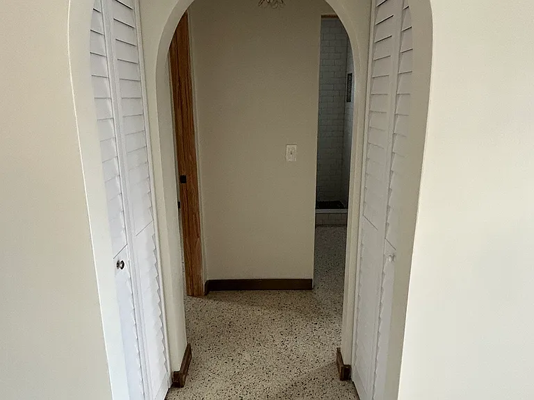 910 SW 4th Ave #3 — Photo 4
