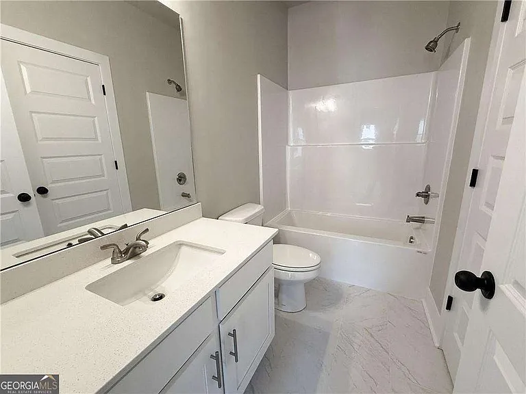 5704 Urban Vlg W — Photo 19