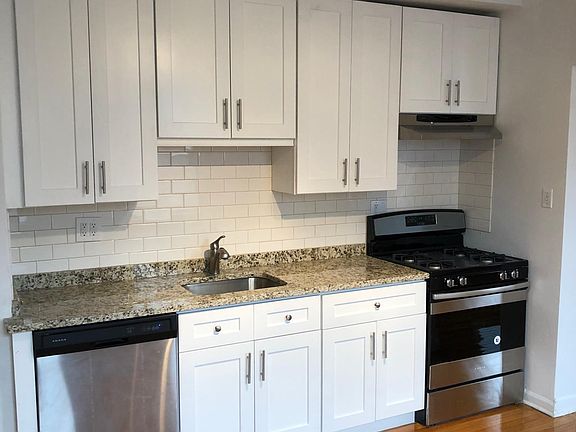 3rd image of 1121 N Wood St #2F