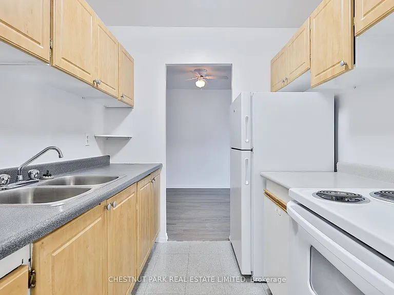 900 Glen St #215 — Photo 3