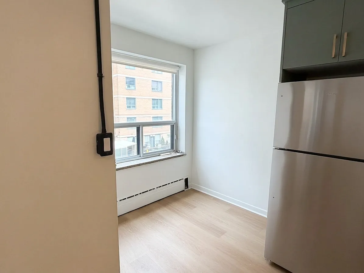 420 Eglinton Ave E — Photo 4