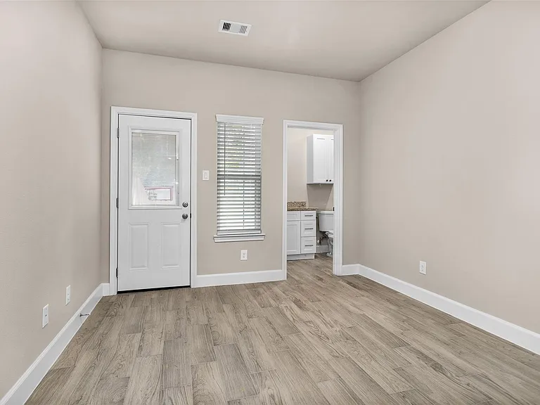 496B Golden St #B — Photo 15