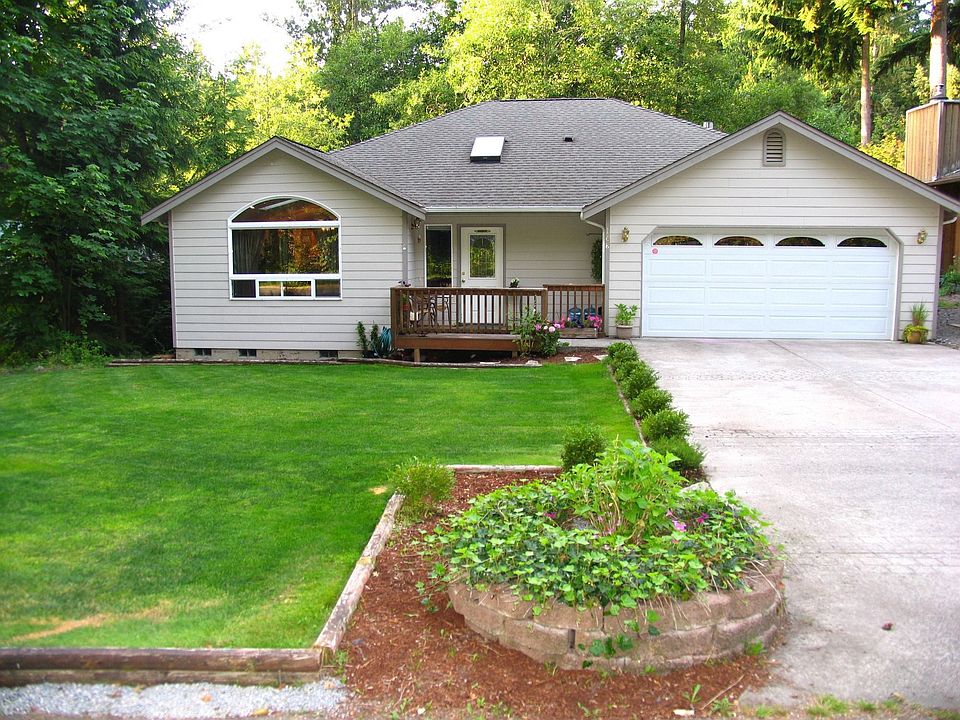 Large, bright lot with level driveway