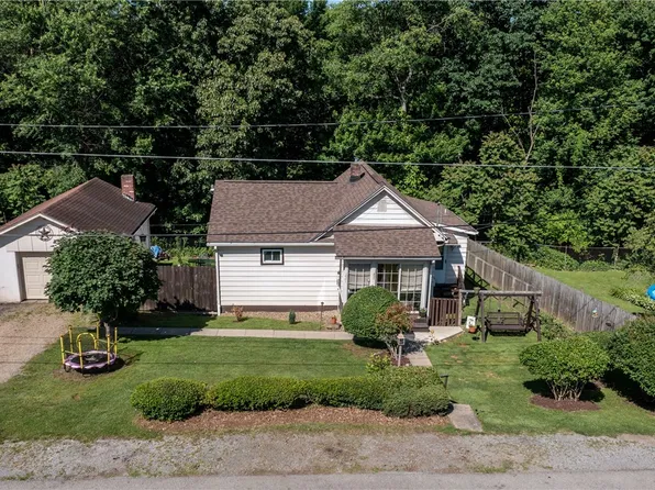 221 Connoquenessing Ave, Ellwood City, PA 16117