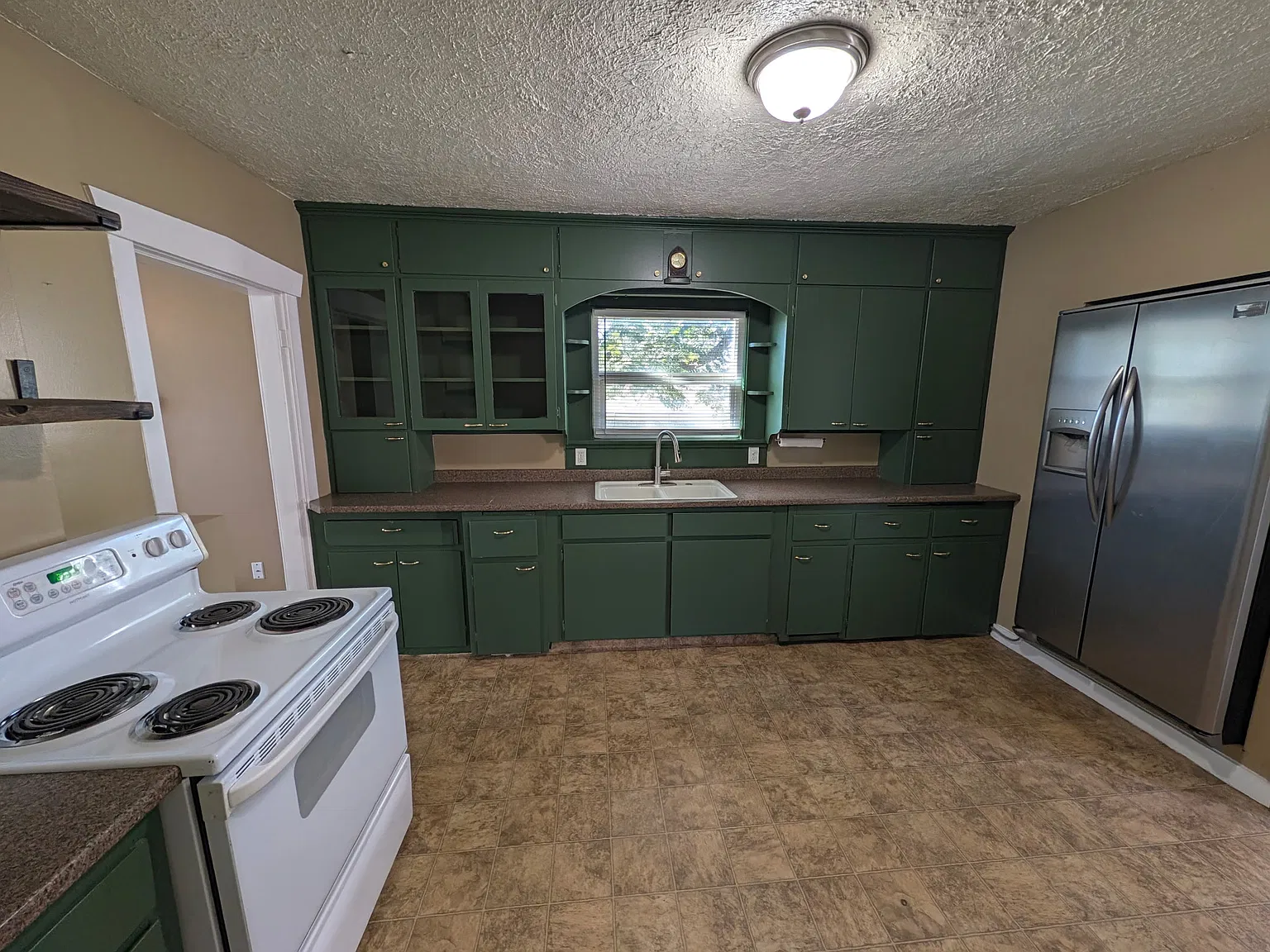 4 bed, 1950 sqft, $1,995 — Photo 2