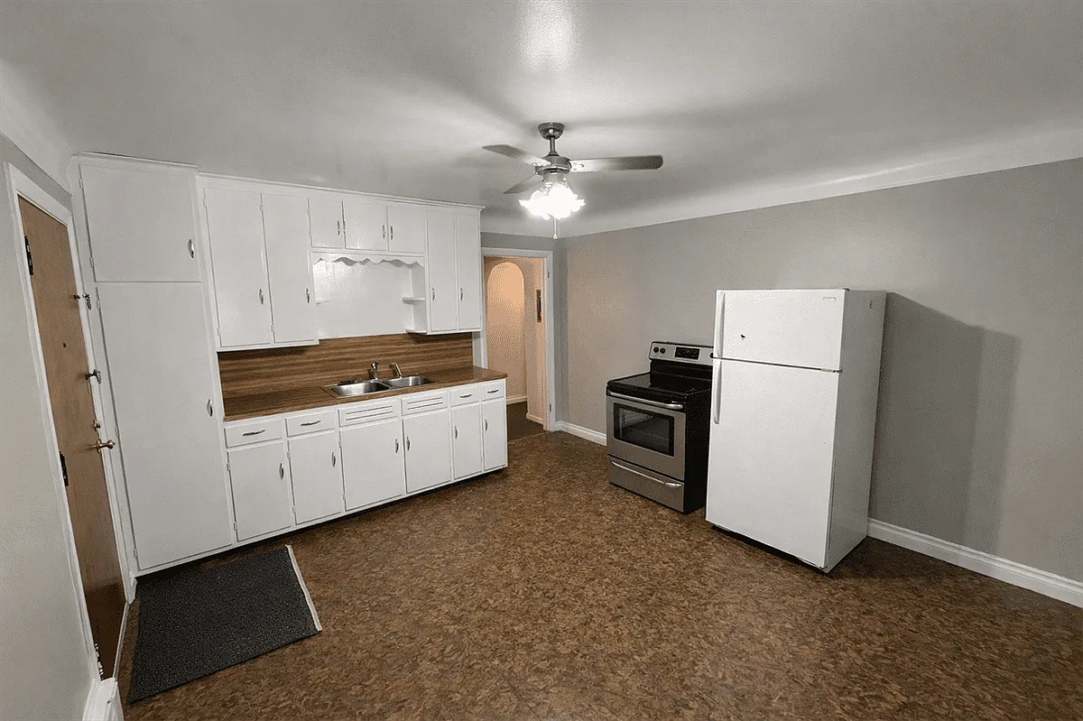 Building Photo - 223 W Washington Ave #E