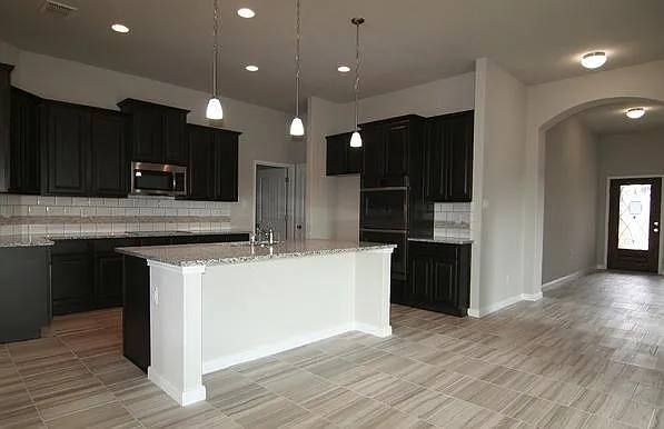 3 bed, 1966 sqft, $2,300 — Photo 2
