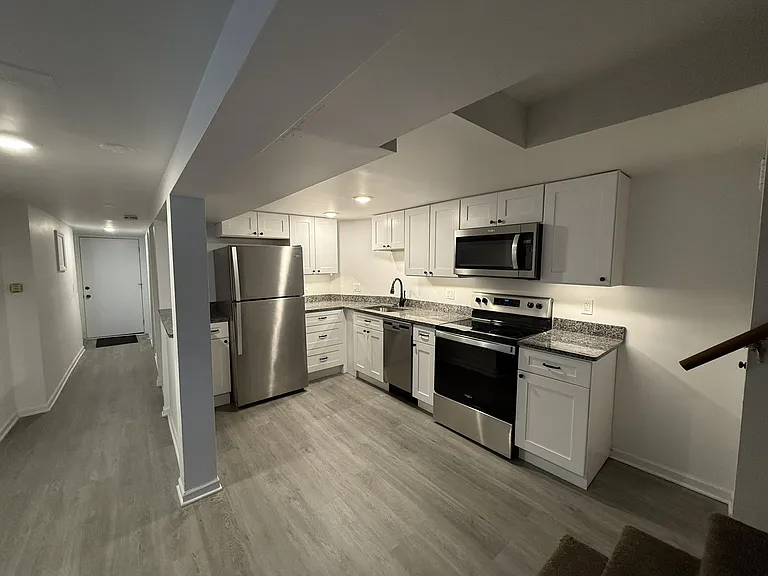2301 W Montrose Ave #B — Photo 2