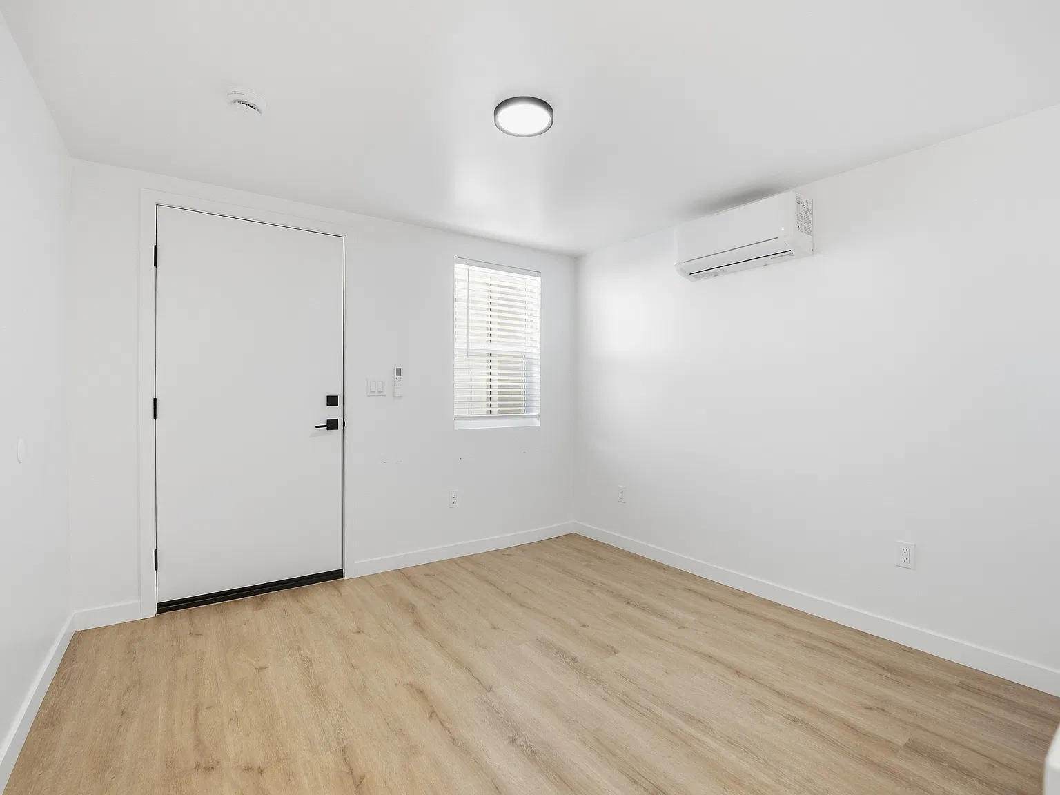 Studio, 200 sqft, $1,750 — Photo 4