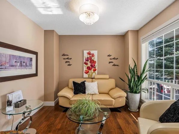 15 E Valley Brook Cir NW, Calgary, AB T3B 5S4