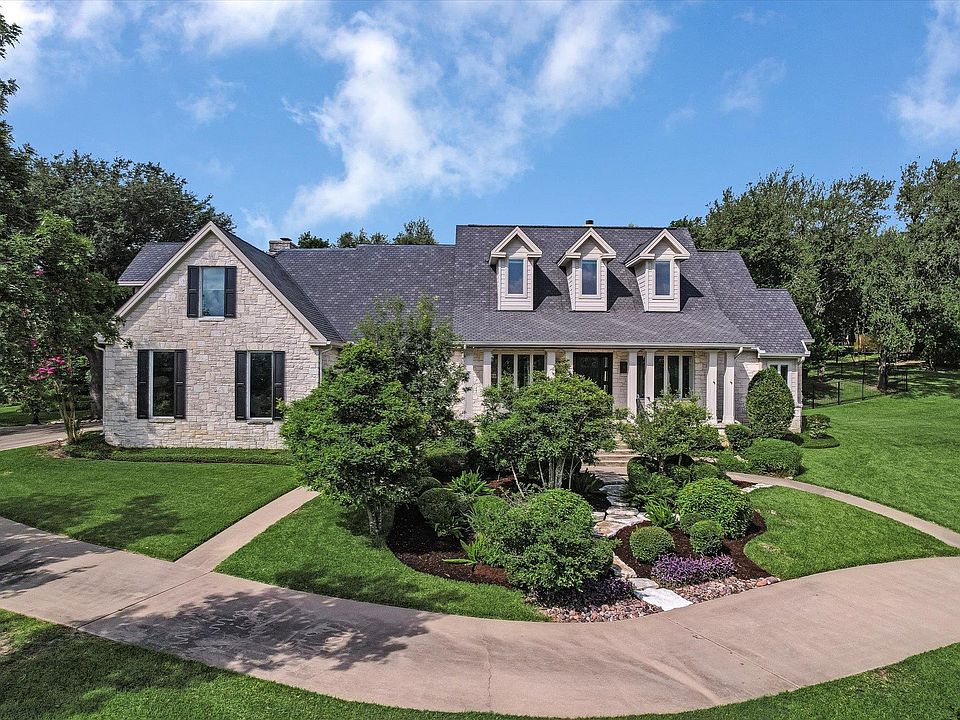 1st image of 18 Ehrlich Rd