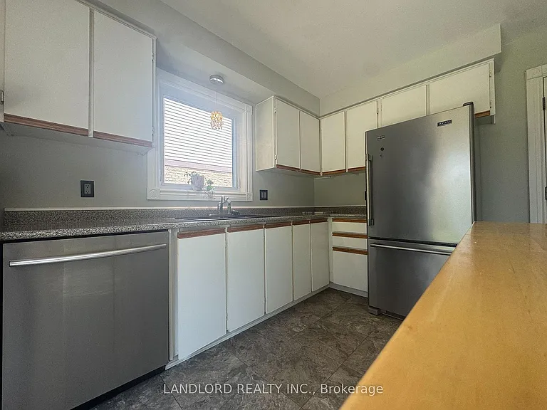 833 Laurier Ave — Photo 13