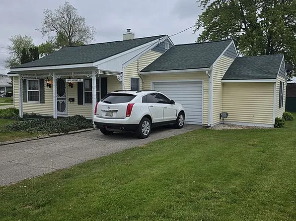 734 Lakeview Dr, Lake Odessa, MI 48849