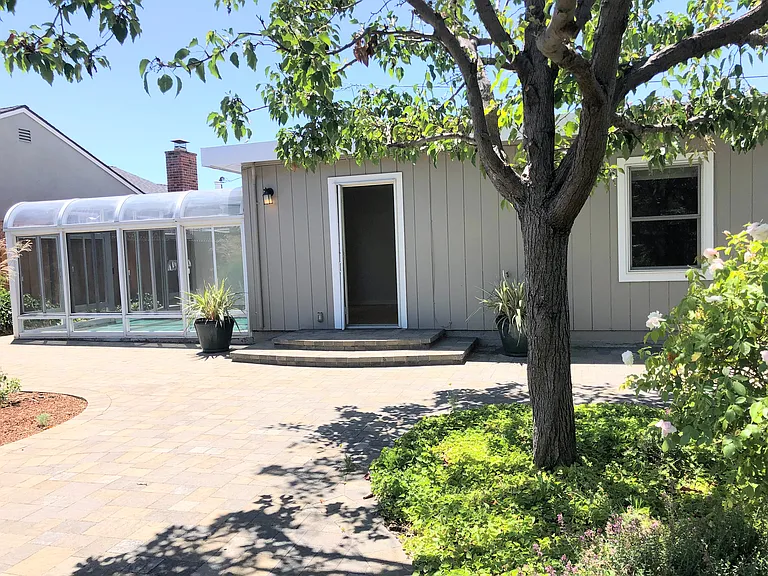 585 Bryan Ave — Photo 2