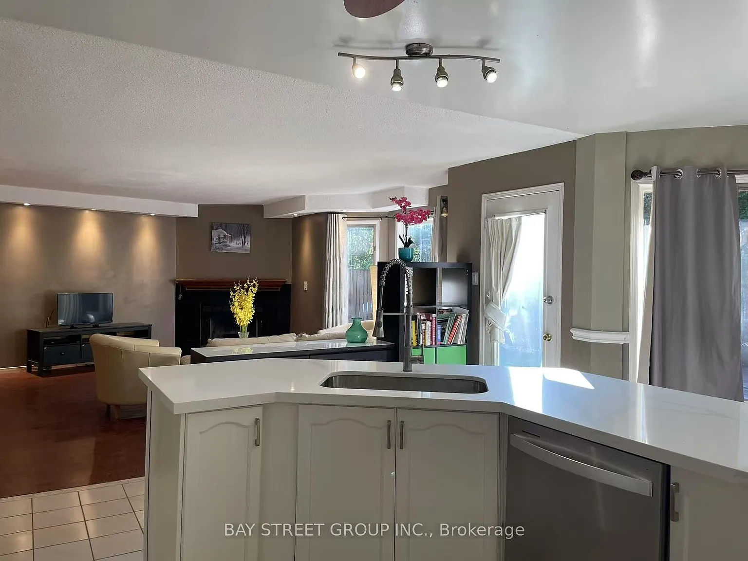 5 bed, $4,000 — Photo 2