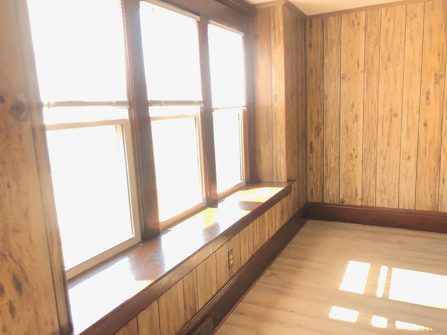 Attractive, recently remodeled, 2BR home in Bloomington. Central air and dog friendly — Photo 3