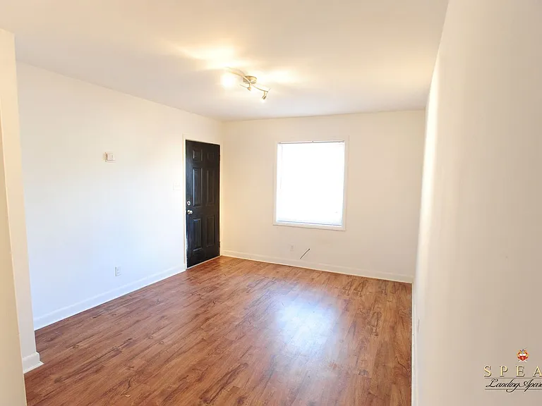 1043 & 1045 W Bank St — Photo 3