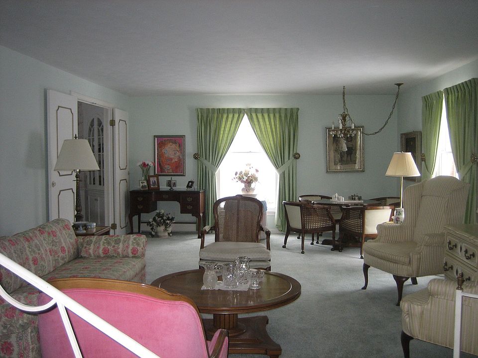 SPACIOUS LIVING ROOM