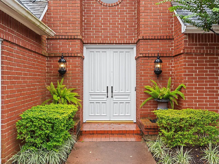 230 Lakeside Blvd — Photo 3