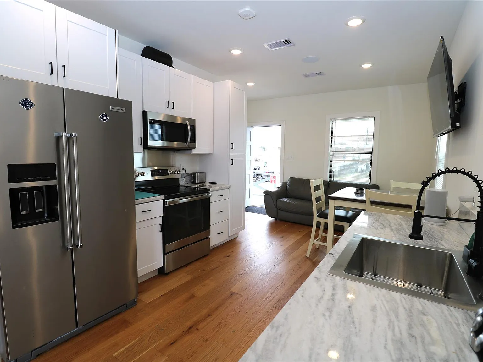 2 bed, 1.0 bath, 576 sqft, $1,600 — Photo 2