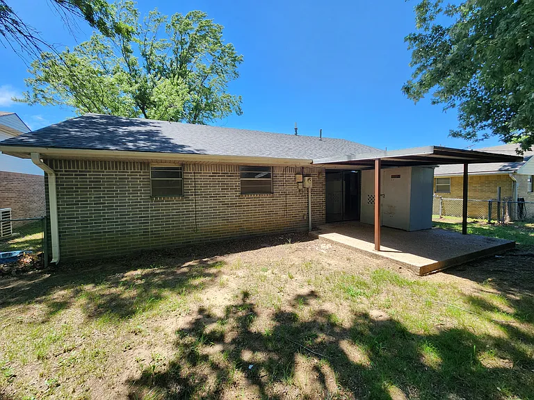 924 Crestview St — Photo 14