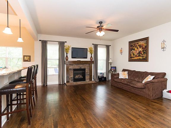 3rd image of 7621 Kemberton Dr E