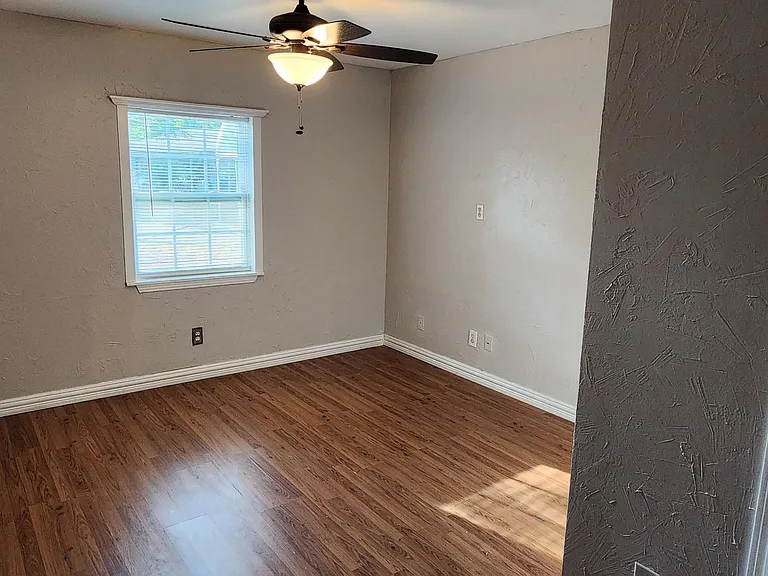 808 Howell Dr — Photo 21