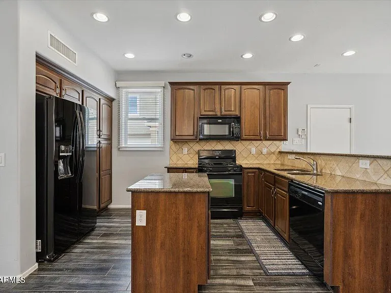 2233 E Pecan Rd — Photo 5