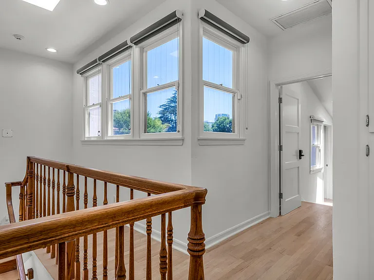 1521 Midvale Ave — Photo 24