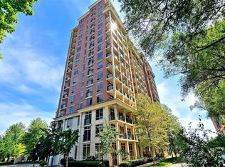1105 Leslie St #212, Toronto, ON M3C 4G9