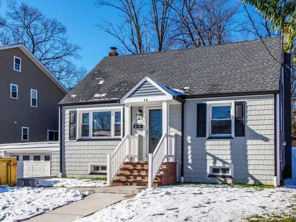 16 S Paula Dr, Bergenfield, NJ 07621