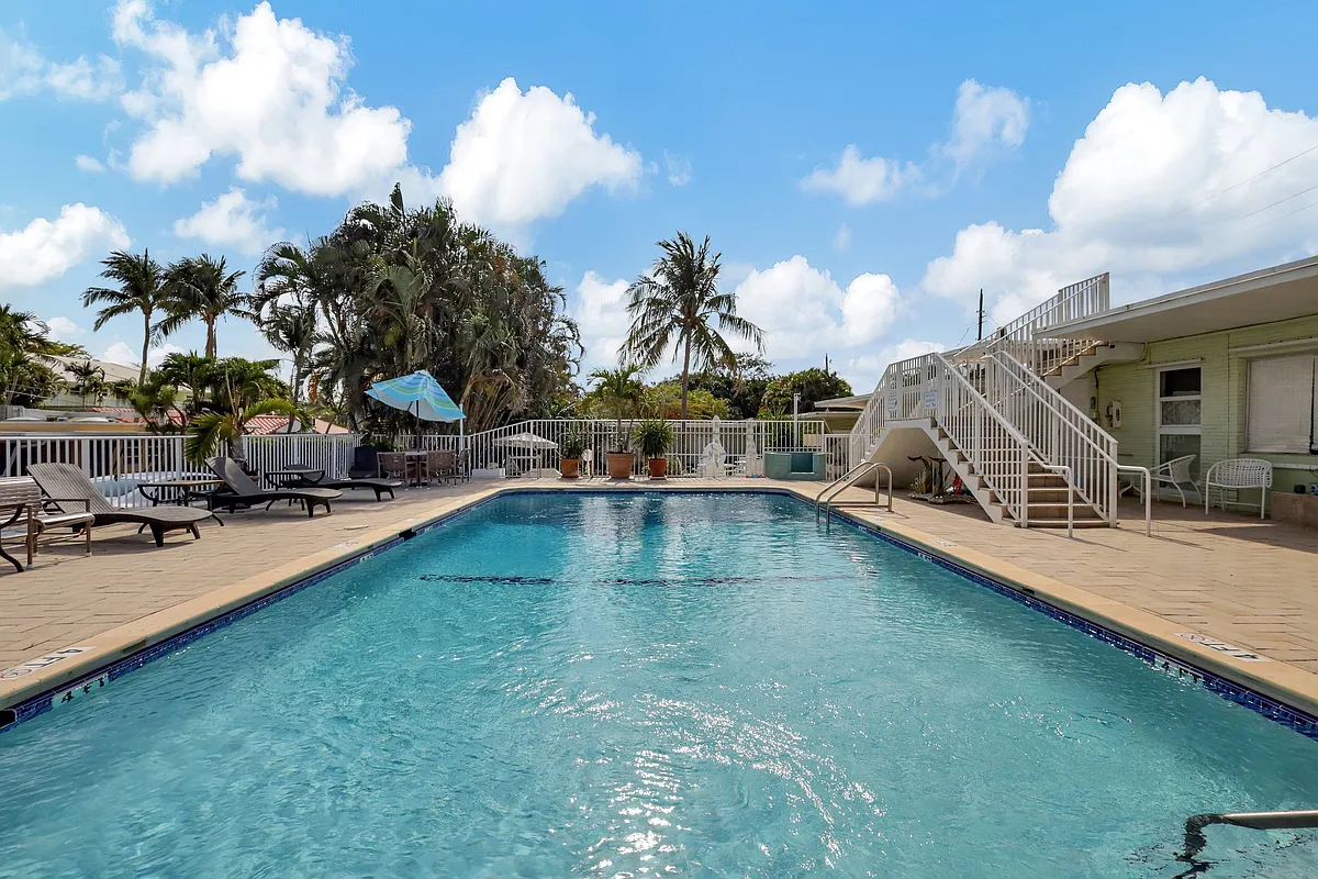 very large pool - 5019 N Ocean Blvd #12