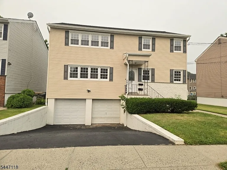 832 Dewey St — Photo 1