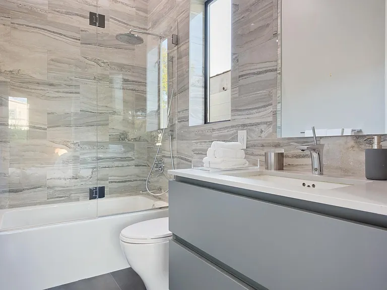 531 N Martel Ave — Photo 27