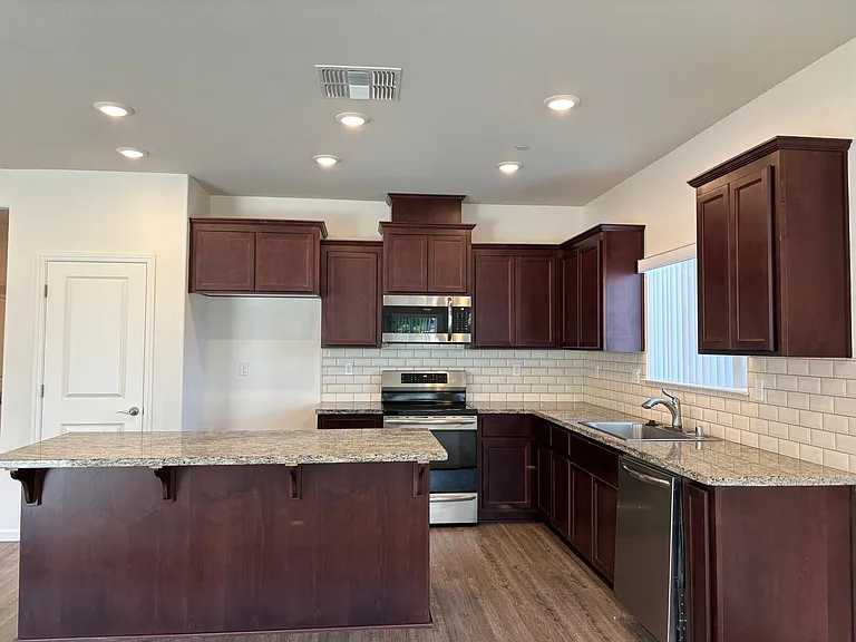 1020 Baywood Greens Dr — Photo 3